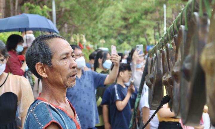 Ảnh: Du khách thích thú trải nghiệm văn hóa cồng chiêng khi đến Tây Nguyên