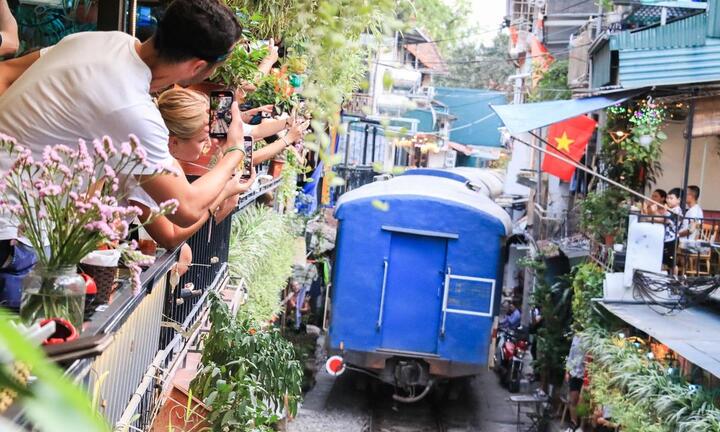 Ảnh: Khách Tây nườm nượp trở lại check-in phố đường tàu Hà Nội