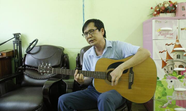 Xúc động thầy giáo khiếm thị chơi guitar bằng bàn tay thiếu ngón