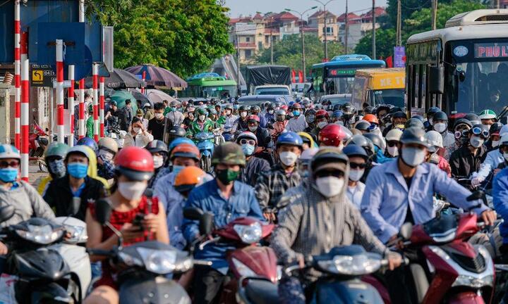 Video: Chưa kết thúc kỳ nghỉ, người dân ùn ùn trở lại Hà Nội, TP.HCM
