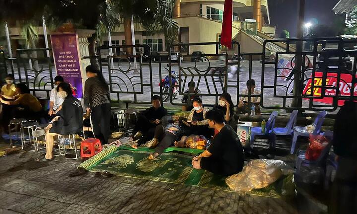 Xếp ghế, trải chiếu giữ chỗ qua đêm chờ mua vé xem U23 Việt Nam tại SEA Games 31