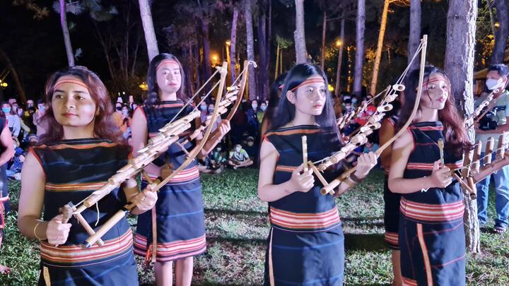 Video: Trình diễn cồng chiêng phục vụ du khách tại phố núi Pleiku