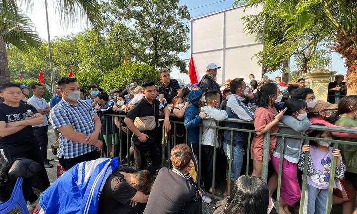 Chen lấn mua vé U23 Việt Nam tại SEA Games 31, sân Việt Trì chật cứng người