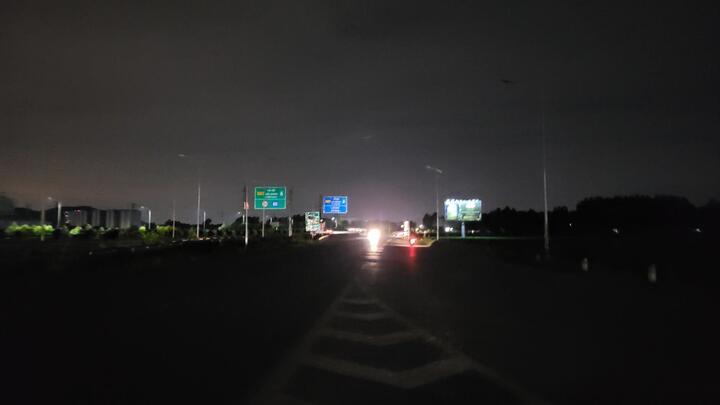 Tài xế hoảng hồn khi lái xe trên cao tốc Bắc Giang- Hà Nội ban đêm