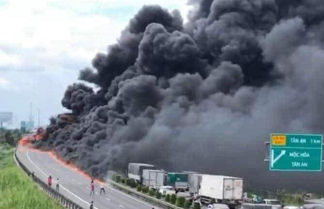 Ô tô chở dầu bốc cháy ngùn ngụt trên cao tốc TP.HCM - Trung Lương