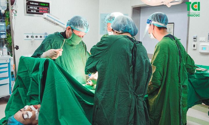 Cắt khối u khổng lồ cho một phụ nữ ở Hà Nội