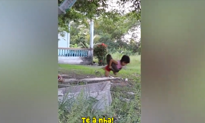 Bé gái ngã chỏng vó vì không nghe lời