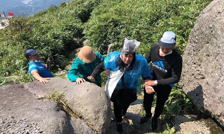 Hành trình 40 phút cứu người phụ nữ mắc kẹt 7 ngày dưới vực sâu Yên Tử