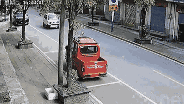 Video: Kỳ lạ xe tải tự băng qua đường lao vào gốc cây