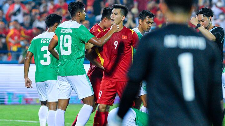 Đối phương vào bóng thô bạo, cầu thủ U23 Việt Nam liên tục phải né đòn