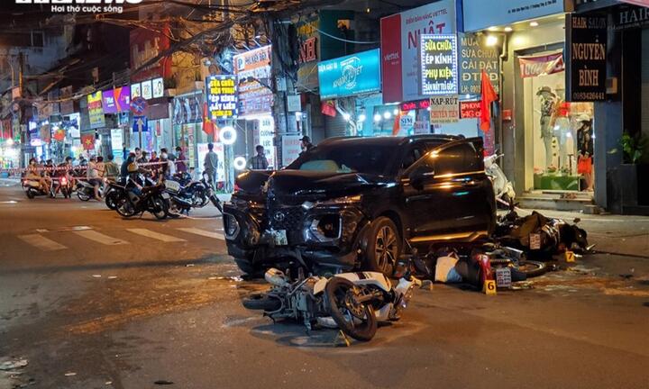 Tài xế ô tô đâm nhiều xe máy ở TP.HCM khiến 4 người bị thương nặng ra trình diện