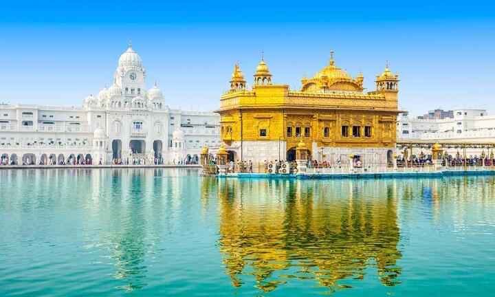 Cận cảnh vẻ đẹp lộng lẫy của ngôi đền dát vàng bốn bề bao quanh bởi nước