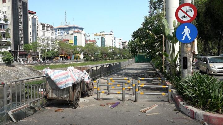 Video: Đường đi bộ ven sông Tô Lịch ở Hà Nội rào chắn, nhếch nhác