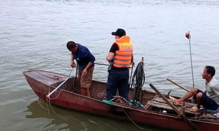 Tìm kiếm hai vợ chồng ngư dân bị chìm thuyền trên sông Kinh Thầy, Hải Dương