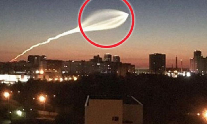 'UFO' hình con sứa rơi ra từ tên lửa, bay ngang bầu trời nước Mỹ