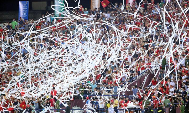 Công nhân dọn rác ở sân Việt Trì sau trận U23 Việt Nam - U23 Philippines