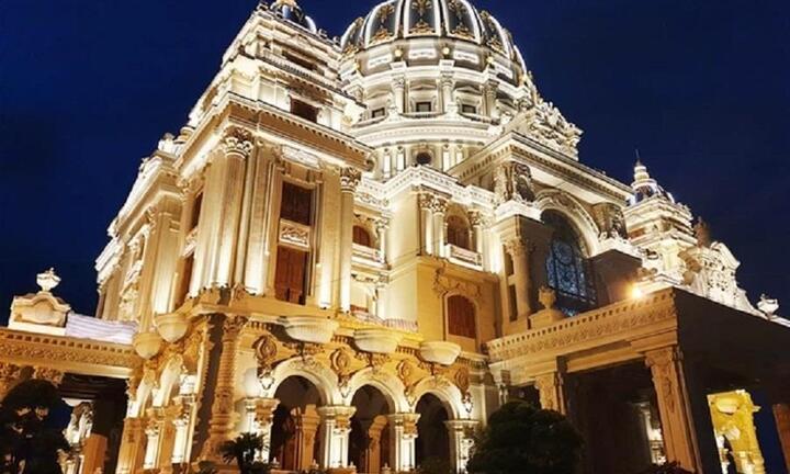 Ngắm biệt thự mọc sừng sững ở những 'làng tỷ phú'