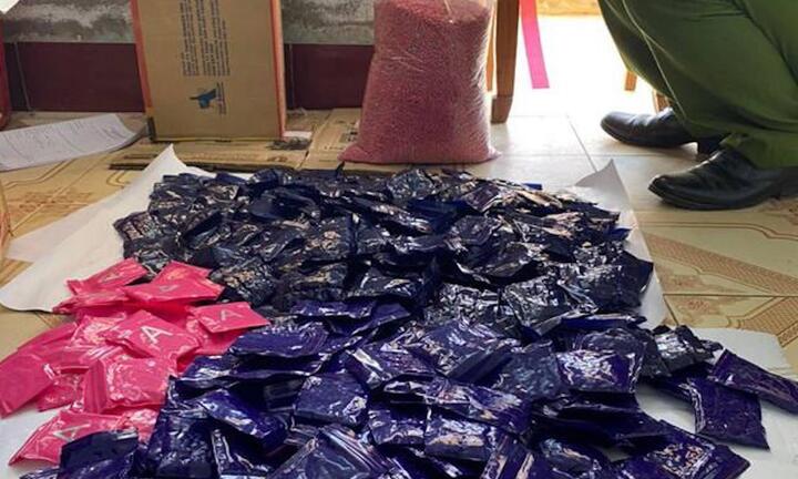 Tìm gã đàn ông bí ẩn vứt 72.000 viên ma tuý xuống đường rồi tẩu thoát giữa đêm