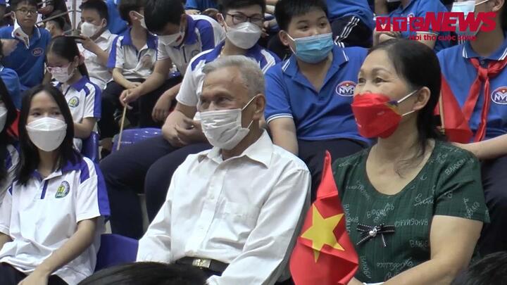 Video: Vợ chồng già vượt hơn 300 km ra Hà Nội xem SEA Games 31