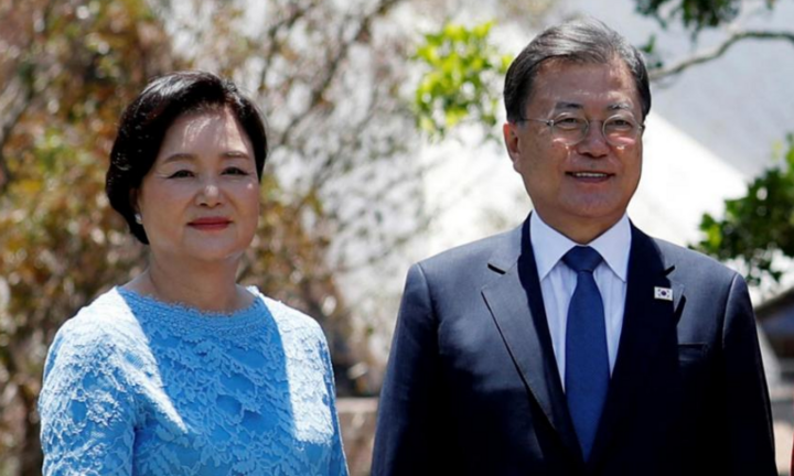 Cựu Tổng thống Hàn Quốc và vợ về quê làm nông