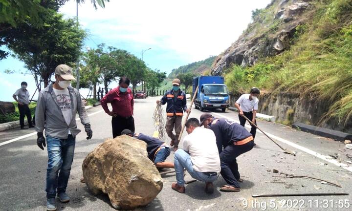 Kinh hãi những khối đá nặng cả tấn rơi trên tuyến đường du lịch bán đảo Sơn Trà