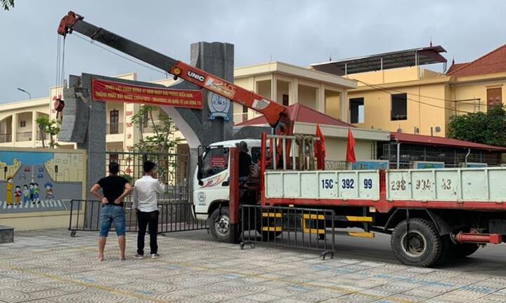 Cổng trường gãy đổ nghi bên trong không sắt thép: Ban quản lý dự án lên tiếng