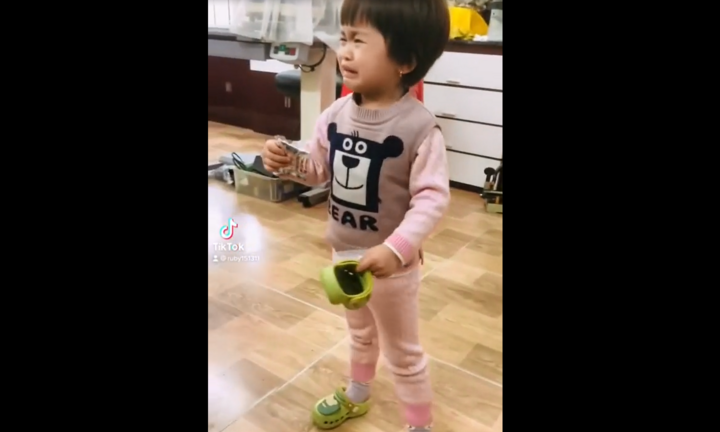 Bé gái đãng trí khóc tìm dép