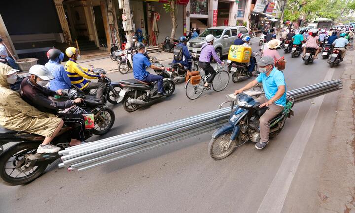 Vin cớ mưu sinh, nhiều tài xế lê 'máy chém' lộng hành khắp phố phường Hà Nội