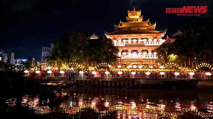 Video: Hàng nghìn người đội mưa thả hoa đăng ở TP.HCM