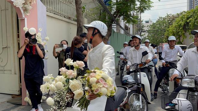 Mạc Văn Khoa lái xe máy Dream cũ đi hỏi vợ