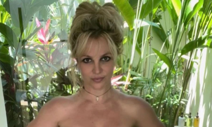Britney Spears liên tục đăng ảnh nóng khiến fan lo về sức khỏe tâm thần