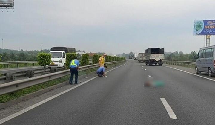 Đi bộ băng qua cao tốc TP.HCM - Trung Lương, người phụ nữ bị xe tông chết