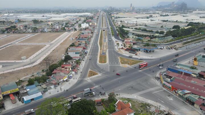 Video: Cận cảnh đoạn đường 1,5 km tiêu tốn 165 tỷ đồng ở Ninh Bình