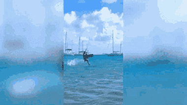 Video: Vận động viên lướt ván dùng 'khinh công' chạy trên mặt nước