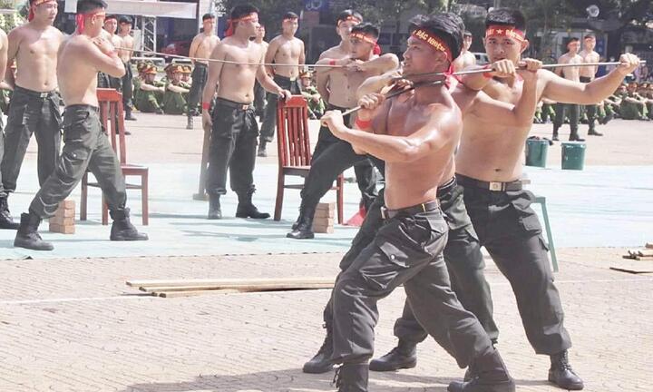 Ảnh: Mãn nhãn cảnh sát cơ động dùng cổ uốn cong thanh sắt, đi trên mảnh chai