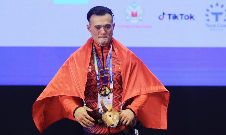 Từng tai nạn suýt giải nghệ, lực sĩ 42 tuổi bật khóc khi giành HCV SEA Games 31