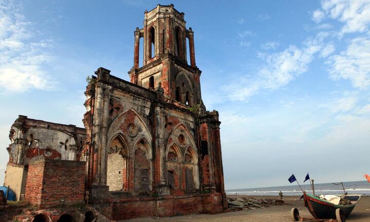 Có một nhà thờ ở Nam Định dù bị bỏ hoang, đổ nát vẫn hút nhiều người đến ngắm