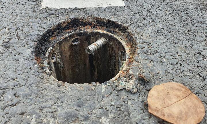 TP.HCM: Truy tìm kẻ trộm nhiều nắp chắn rác trên cầu Thủ Thiêm 2