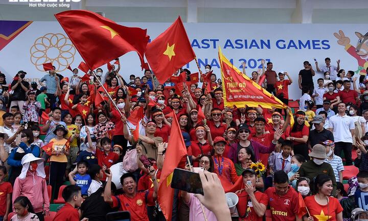 Hàng ngàn CĐV sung sướng nhìn đội Rowing Việt Nam thắng lớn ở SEA Games 31