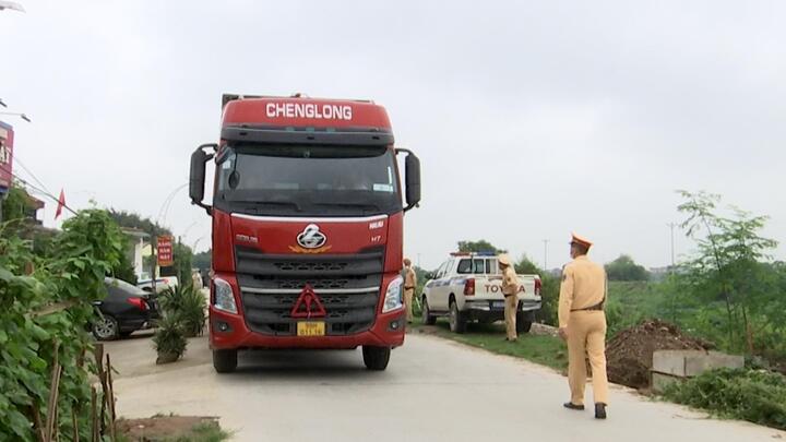Video: CSGT ở Hà Nội xử lý xe tải 'thải bậy' ra đường