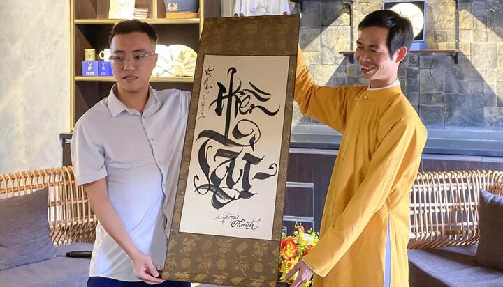 Cú bắt tay lịch sử giữa graffiti và thư pháp Việt