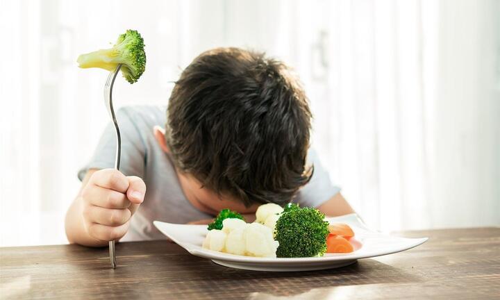 Trẻ không chịu ăn rau, dùng hoa quả thay thế có tốt?