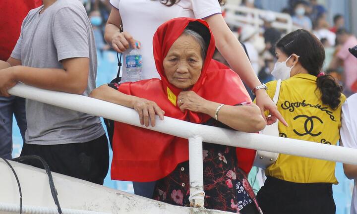 Bà ngoại đội mưa cổ vũ cháu trai giành huy chương SEA Games 31