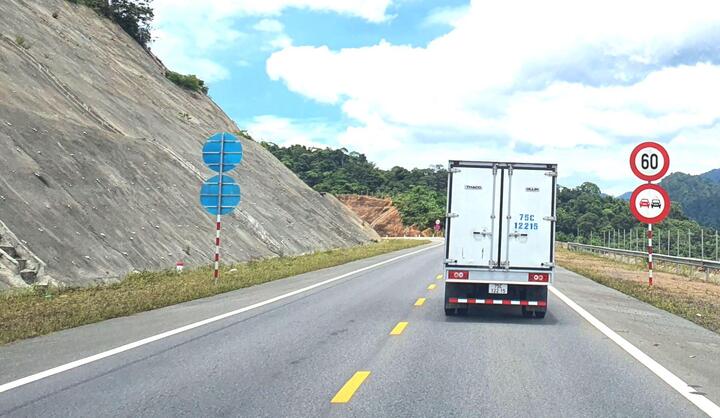 Vì sao phải điều chỉnh biển báo tốc độ trên cao tốc La Sơn-Túy Loan?