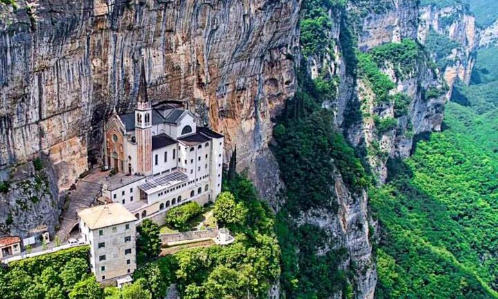 Thót tim chiêm ngưỡng nhà thờ biệt lập nằm cheo leo giữa vách đá đẹp như tranh