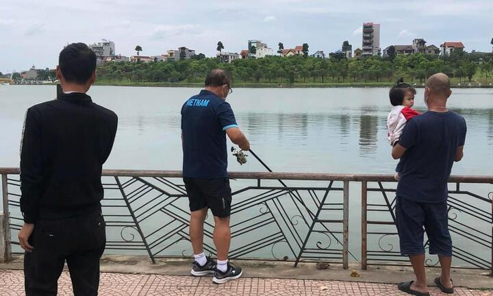 HLV Park Hang Seo tản bộ, câu cá ở Việt Trì