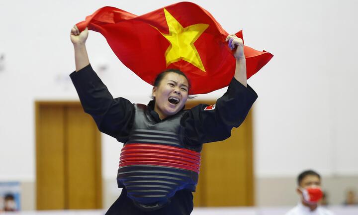Lần đầu vô địch SEA Games, nữ võ sĩ Việt Nam bật khóc tặng HCV cho mẹ