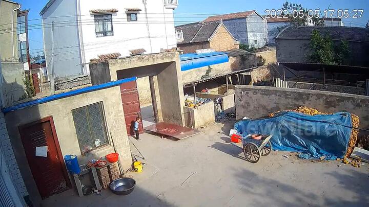 Video: Cửa sắt đổ sập đè lên người, hai bé gái may mắn thoát chết