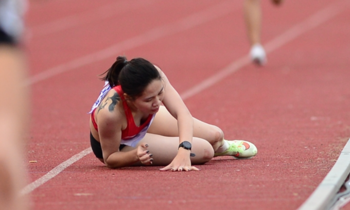 Video: Đinh Thị Bích bị đối thủ đẩy ngã sát vạch đích