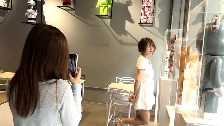 Video: Độc đáo quán cà phê trưng bày mô hình Bearbrick đắt tiền thu hút giới trẻ